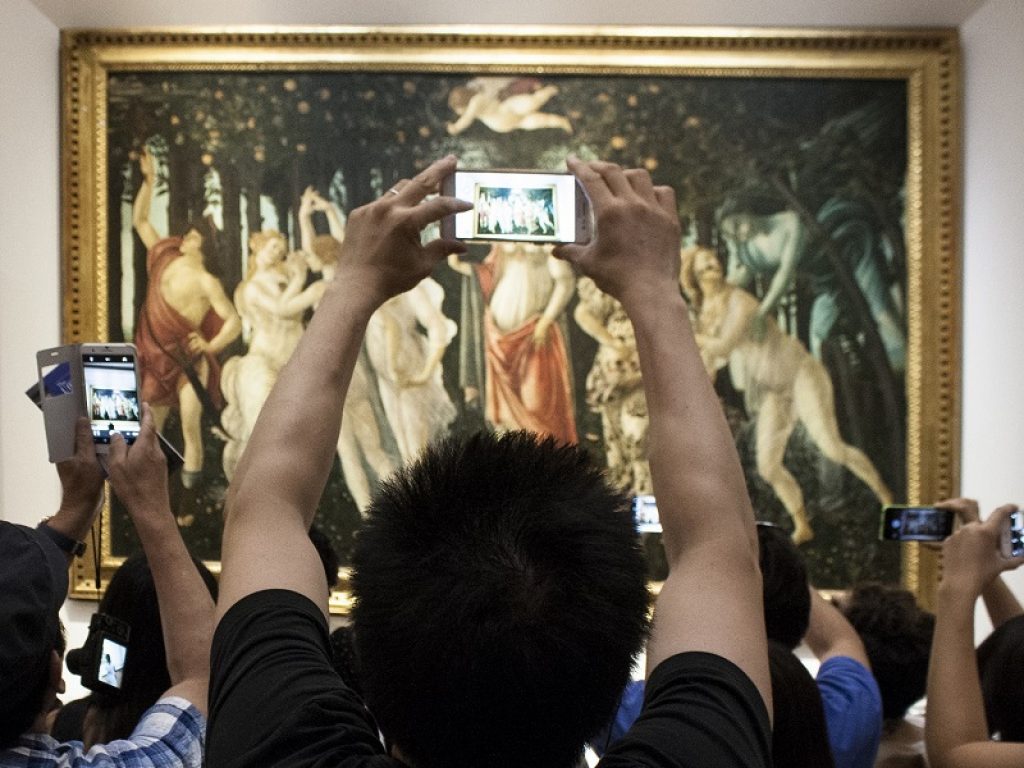 Nella sala 56 della Galleria degli Uffizi la mostra che riunisce tre video di Giacomo Zaganelli: Illusion, Everywhere but nowhere e Uffizi Oggi