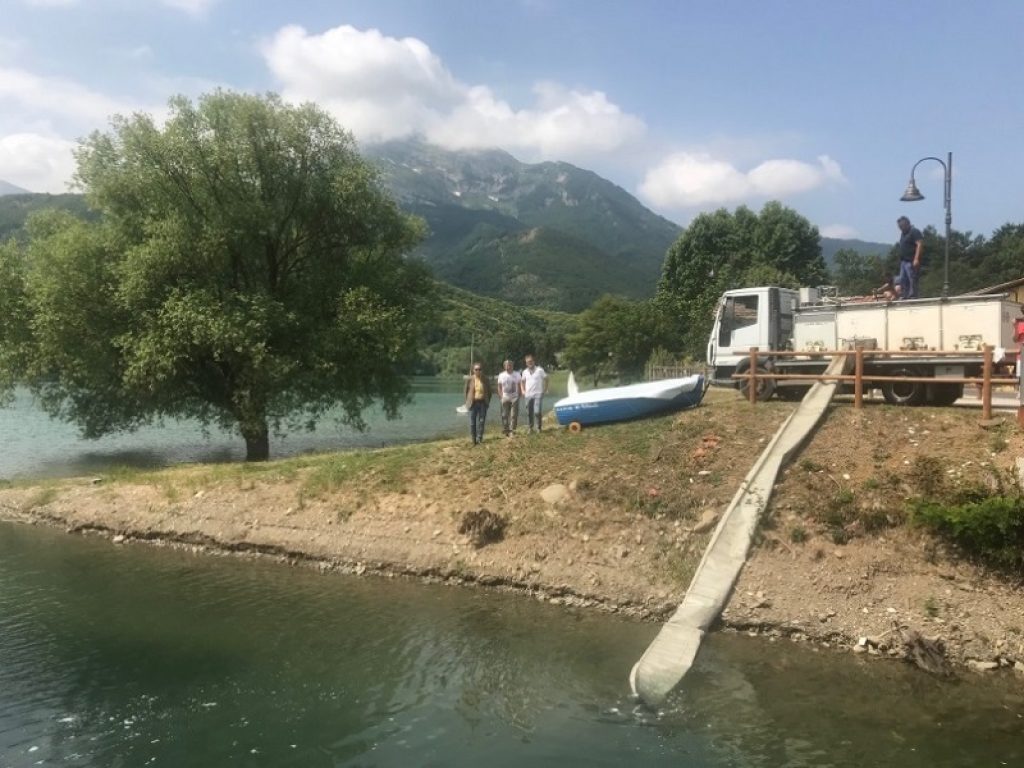 Dopo l'abbassamento delle acque del lago di Gramolazzo in Garfagnana via al ripopolamento della fauna ittica con 500 kg di trote