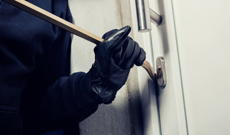 Meno furti con il lockdown un ladro prova ad aprire la porta