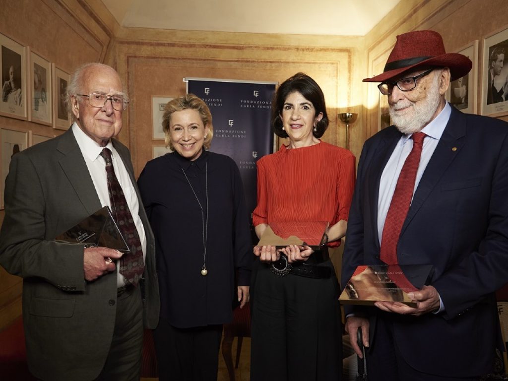 Al Festival dei Due Mondi di Spoleto la Fondazione Carla Fendi ha premiato tre grandi nomi del mondo della scienza: Peter Higgs, François Englert e Fabiola Gianotti