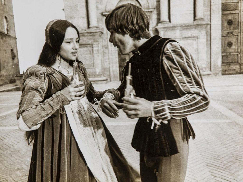 A Palazzo Piccolomini a Pienza, in provincia di Siena, dal 28 luglio la mostra omaggio al film Romeo e Giulietta di Franco Zeffirelli