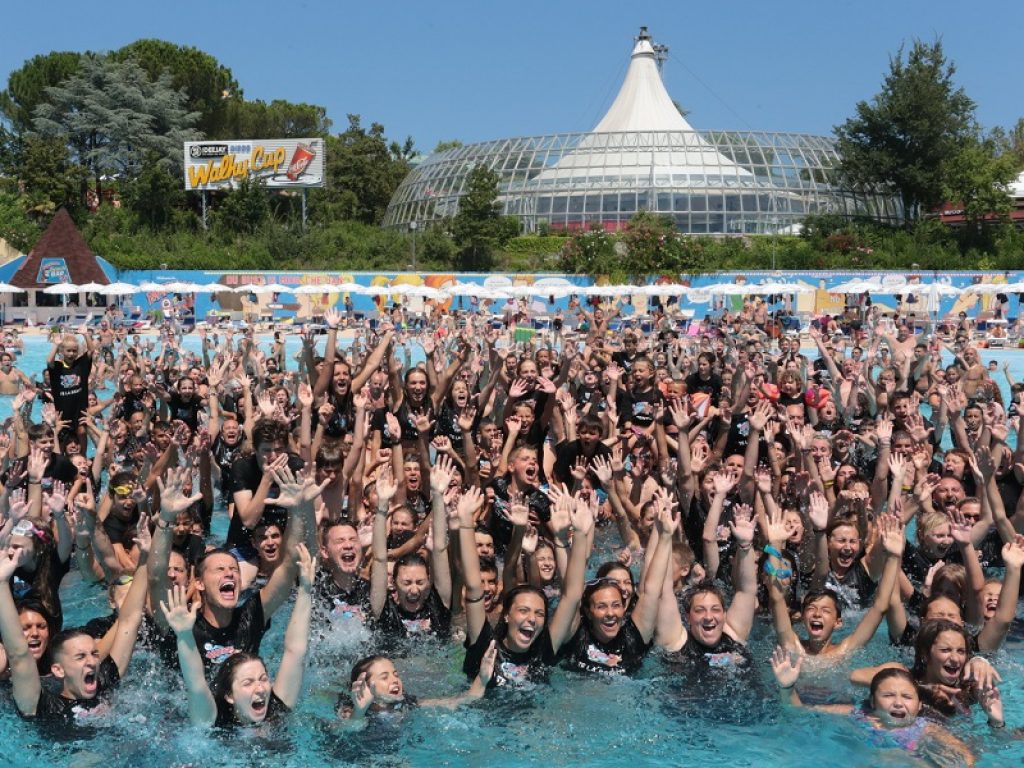 All'Aquafan di Riccione più di 4.000 tra grandi e piccini hanno preso parte ad un urlo collettivo per superare i propri limiti