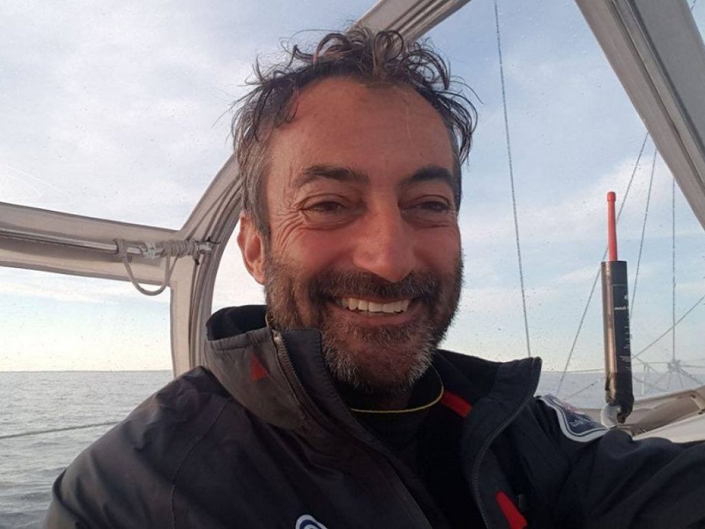 L'associazione dei consumatori attacca il deputato del Movimento 5 Stelle Andrea Mura: "Assentarsi dall'Aula per girare in barca a vela può configurare reato di peculato"