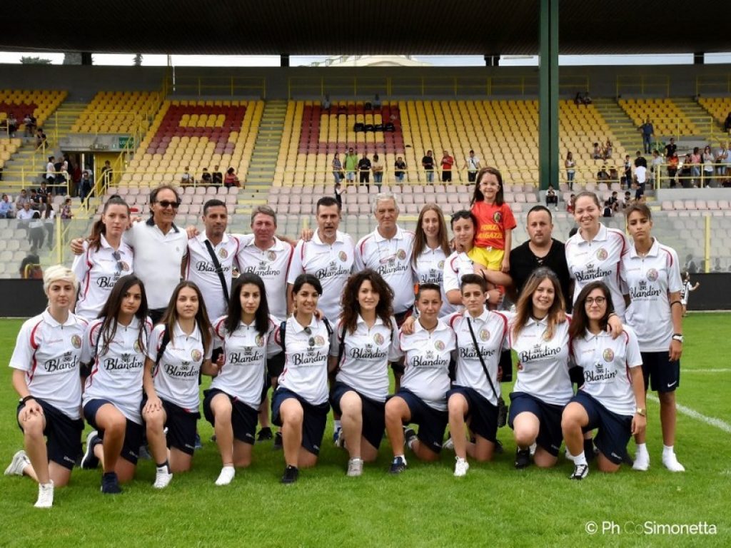 La neo Presidente Maria Podigora incontra società calcistica femminile. Cambio di dirigenza alla WS del Catanzaro calcio femminile ed è subito virale
