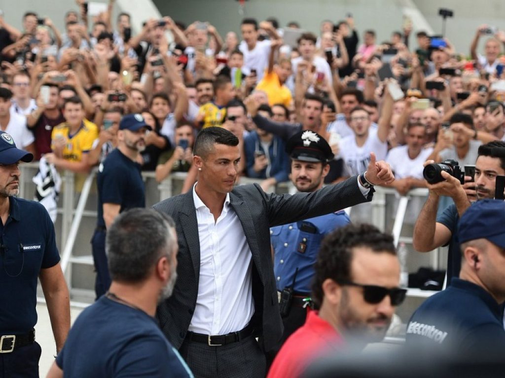 Cristiano Ronaldo si sente soffocato dal personaggio che negli anni gli ha regalato fama, denaro e successi: "Essere me stesso è noioso"