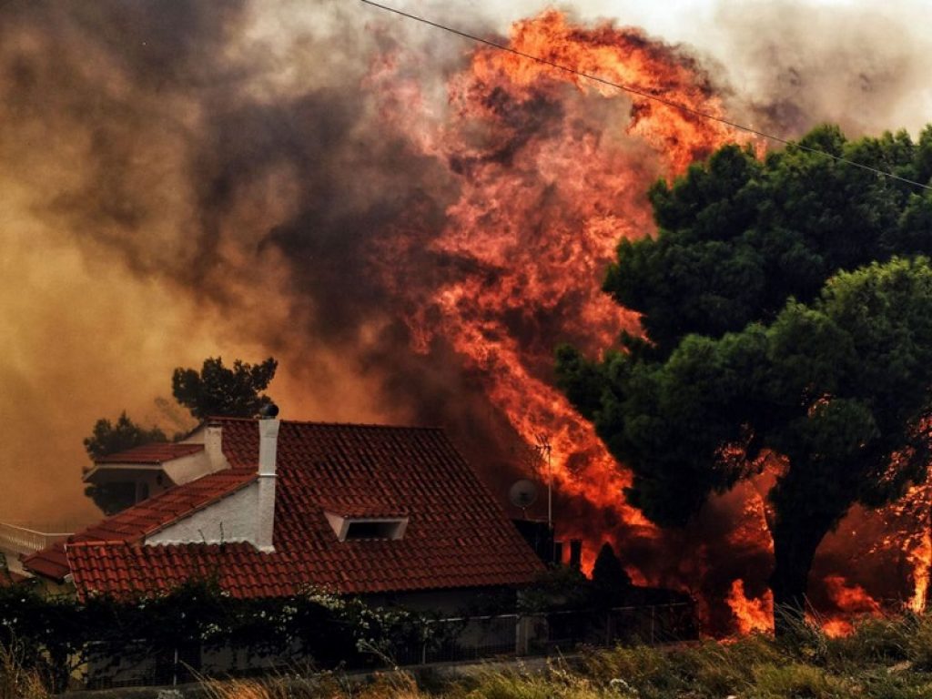 Emergenza in Grecia per gli incendi divampati nei dintorni di Atene: oltre 60 morti e 556 feriti, 16 bambini in gravi condizioni e migliaia di evecuati