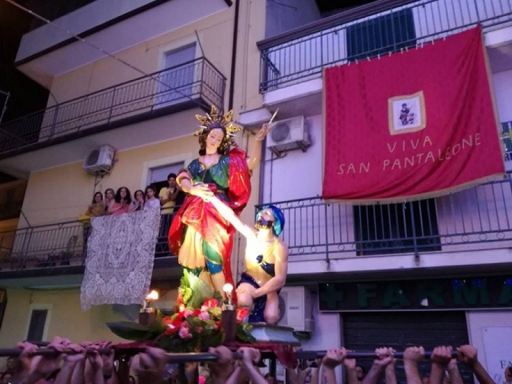 Calabria terra di Santi: Papanice festeggia San Pantaleone. Tradizioni popolari ma anche fede cristiana di un Sud legato alle sue credenze
