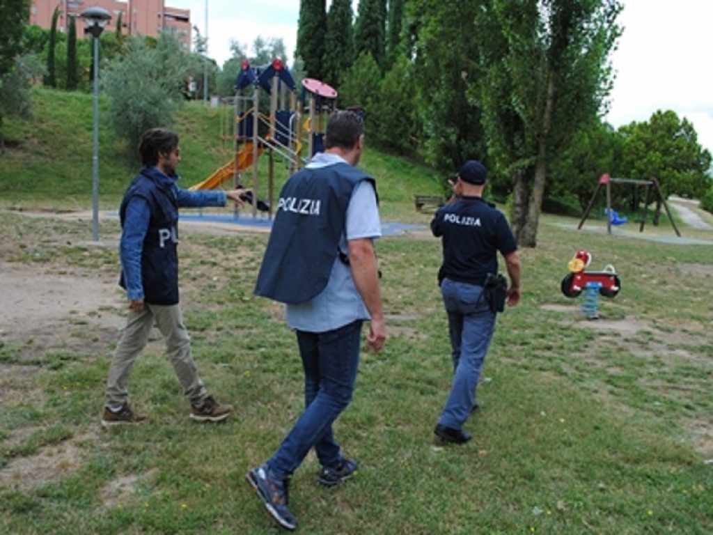 Maxi operazione della Polizia di Stato contro lo spaccio di droga a Perugia: in manette 25 pusher nigeriani tra cui diversi richiedenti asilo