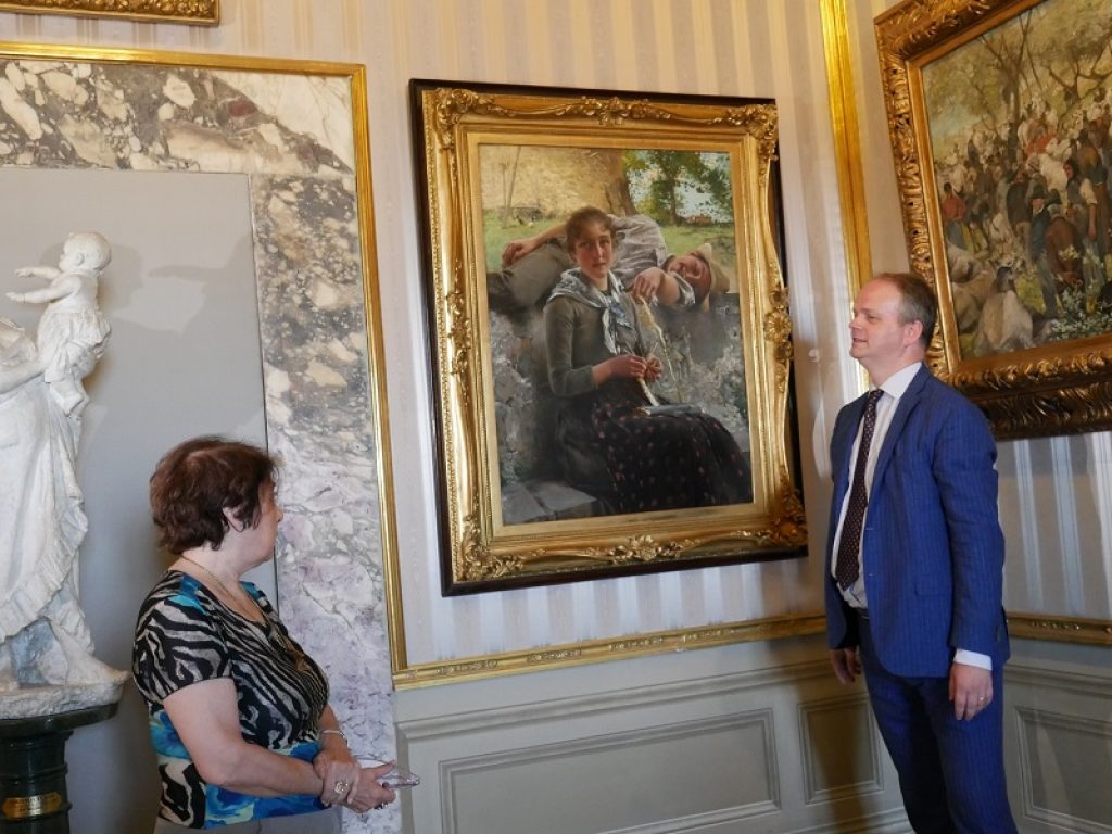 L'idillio campestre “Stella e Piero” di Vittorio Matteo Corcos, il maestro del ritratto mondano, è già stato collocato nella sala 20 della Galleria d’Arte Moderna di Palazzo Pitti