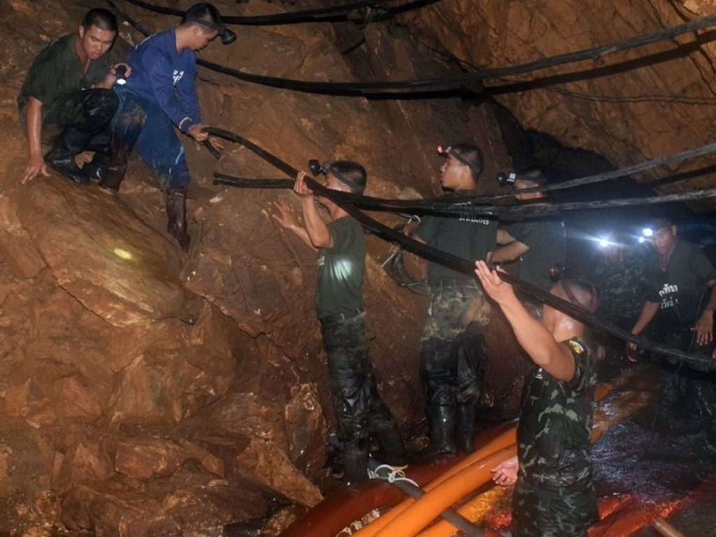 I giovani calciatori e l'allenatore rimasti intrappolati in un grotta in Thailandia lo scorso 23 giugno sono vivi: soccorritori al lavoro per tirarli fuori