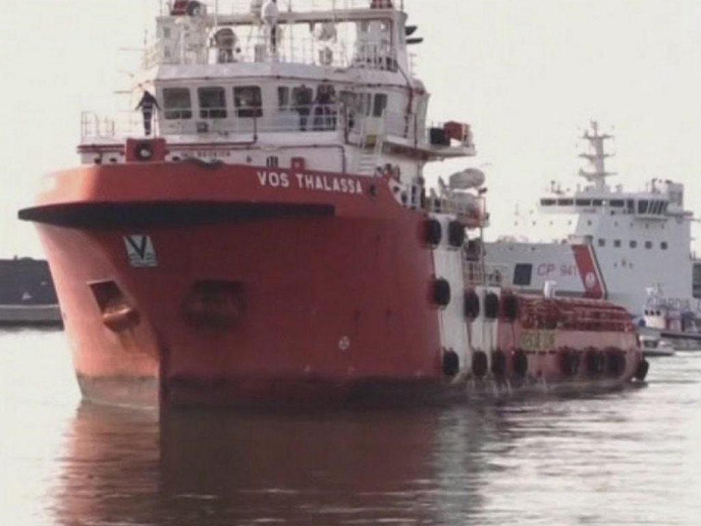 Aggressione sulla Vos Thalassa: sono stati fermati due dei 67 migranti sbarcati due giorni fa dalla nave Diciotti della Guardia Costiera Italiana