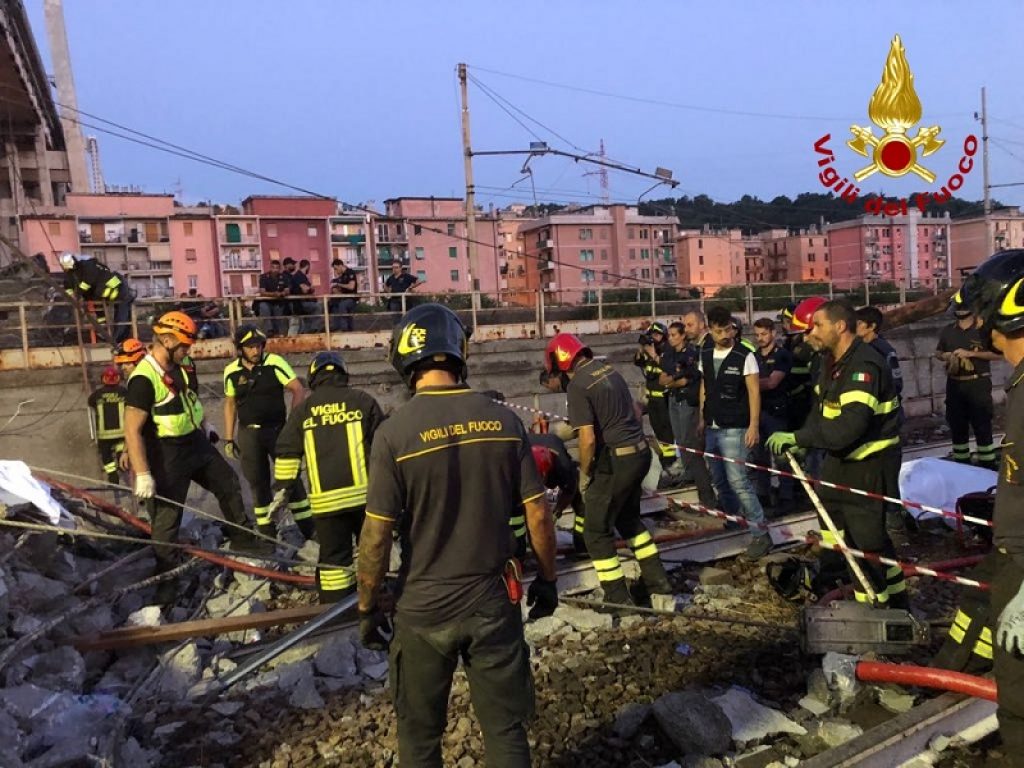 Vigili del Fuoco al lavoro tutta la notte dopo il crollo del ponte Morandi a Genova: sette finora le persone tratte in salvo sotto alle macerie del viadotto, si cercano ancora i dispersi