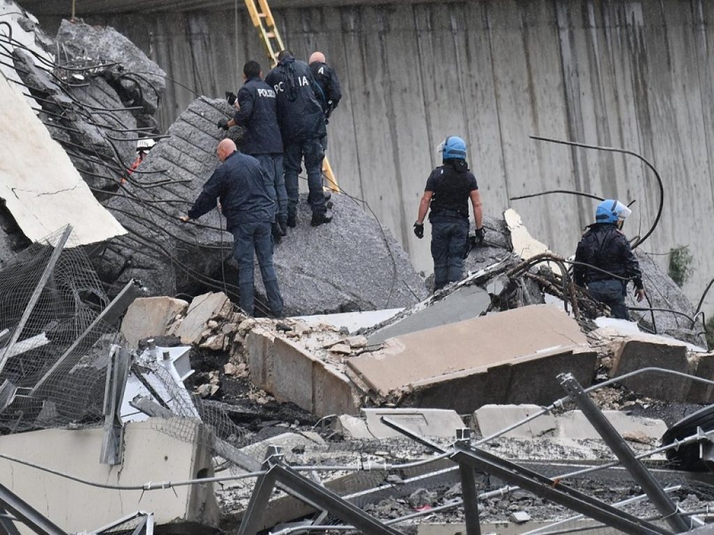 Sono proseguite tutta la notte le operazioni di ricerca dei dispersi dopo il crollo del ponte Morandi a Genova: finora sono 16 le persone tratte in salvo dai Vigili del fuoco