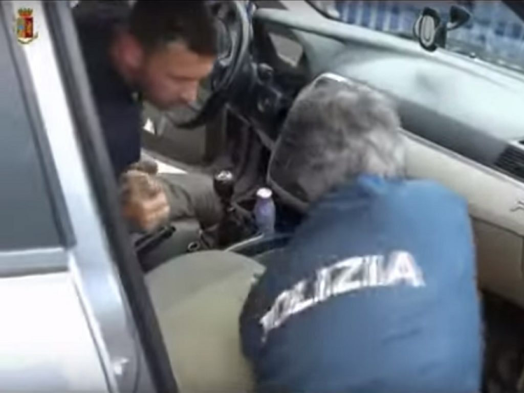 Operazione anti droga della Polizia di Stato a Ragusa: nascosto nel cruscotto oltre un chilo di cocaina purissima, due persone in manette