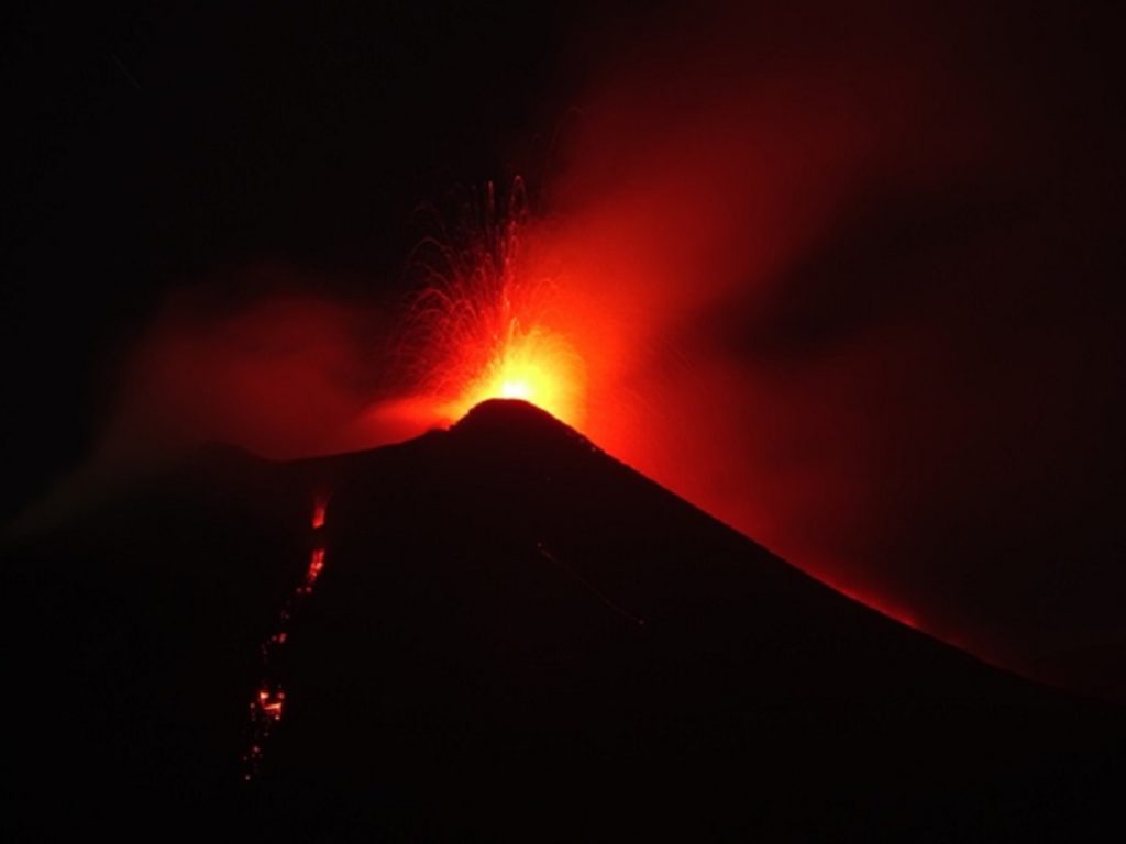 L’Etna ha dato inizio a un nuovo episodio di attività stromboliana ed emissione di colate di lava nella notte fra il 23 e il 24 agosto 2018: gli aggiornamenti dell'INGV