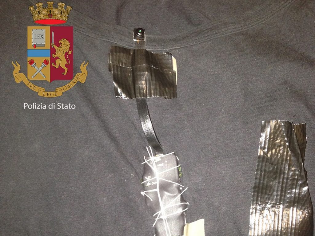 Utilizzano microcamera per l'esame di teoria della patente: nei guai due cittadini macedoni scoperti dagli esaminatori e denunciati dalla Polizia di Stato