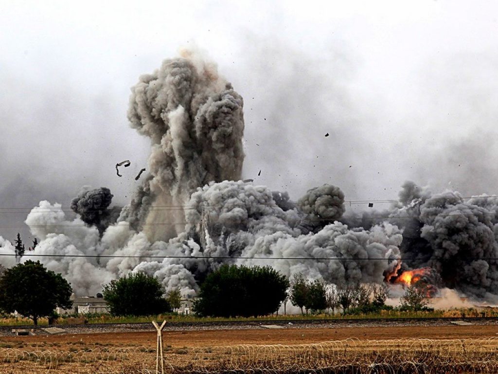 Siria, attentato contro un pullman di militari a Damasco: 14 morti per due bombe piazzate sotto il veicolo e fatte esplodere a distanza intorno alle 6.45 ora locale