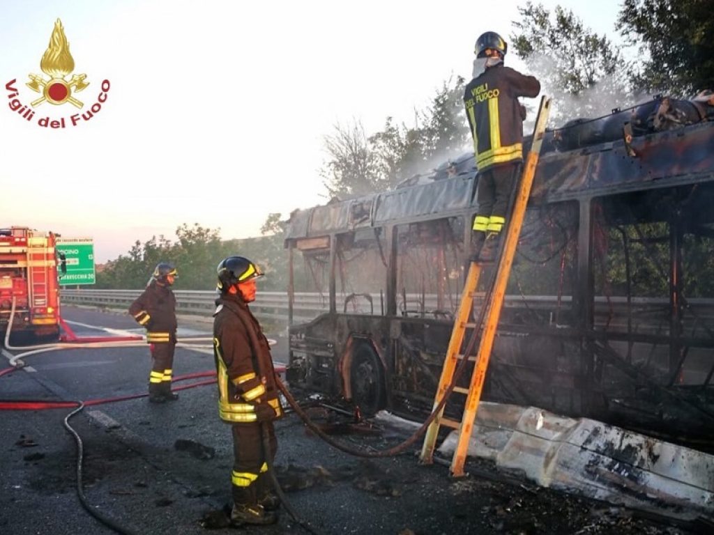 Il Codacons interviene dopo l'incendio di un autobus Atac sul Grande Raccordo Anulare: "Ormai è emergenza, garantire la sicurezza dei cittadini"