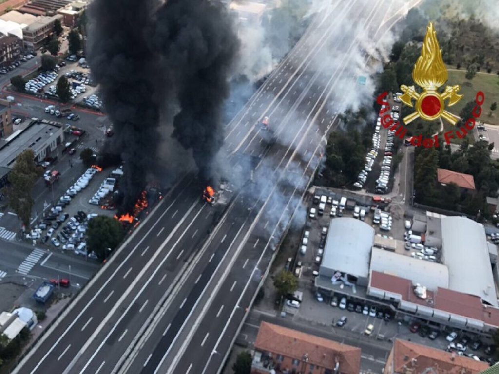 Camion cisterna si scontra con un altro mezzo pesante e prende fuoco sul raccordo di Casalecchio, alle porte di Bologna: due morti e 55 feriti di cui 14 in gravi condizioni