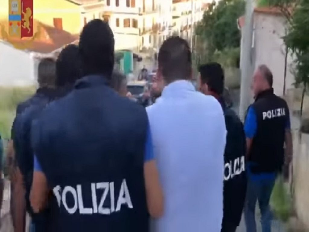 La Polizia di Stato ha arrestato Luigi Abbruzzese, latitante dal 2015 ed esponente di spicco della 'Ndrangheta: si nascondeva a Lauropoli di Cassano alla Jonio, in casa trovate due pistole