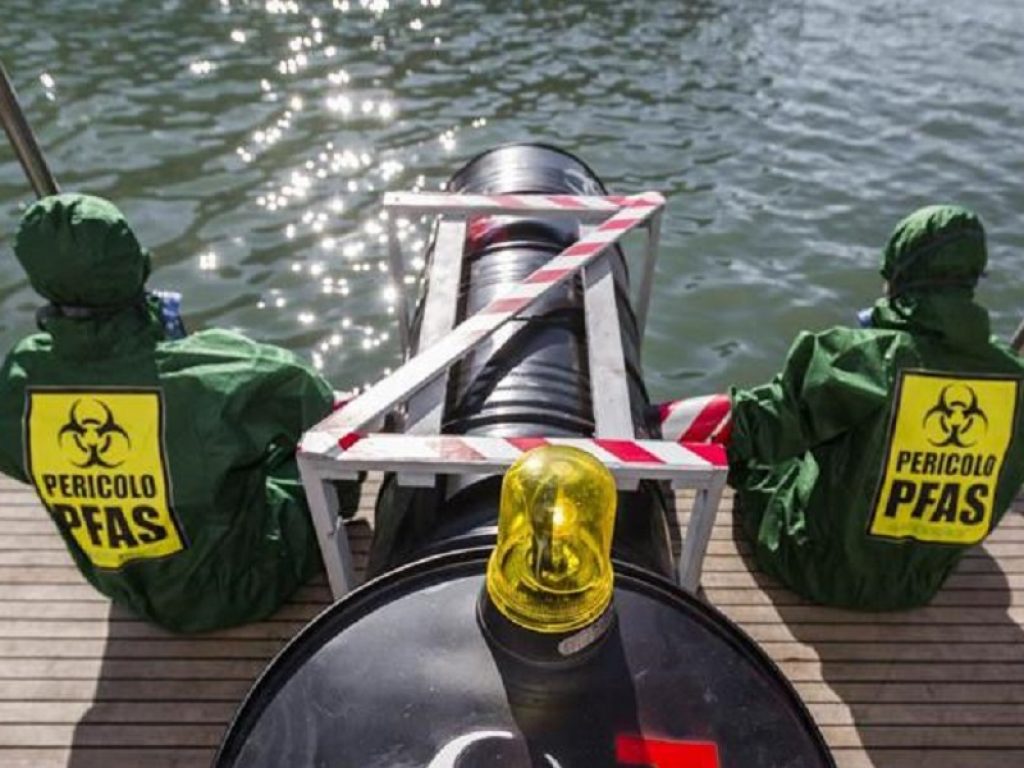 Il Ministero dell’Ambiente è pronto a riesaminare i valori limite allo scarico per i PFAS, le sostanze perfluoroalchiliche responsabili dell'inquinamento delle falde acquifere, e per altre sostanze chimiche