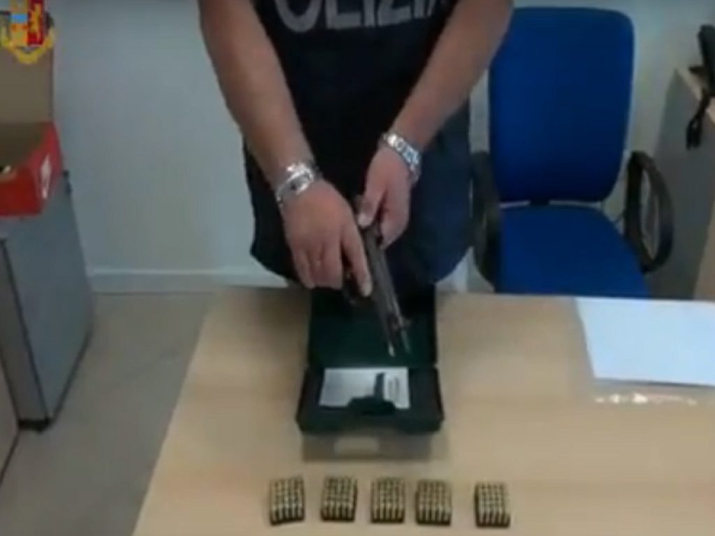 La Polizia ha identificato i due ragazzini di 13 anni autori delle offese e delle esplosioni di alcuni colpi a salve sparati con una scacciacani a un cittadino gambiano a Vicofaro