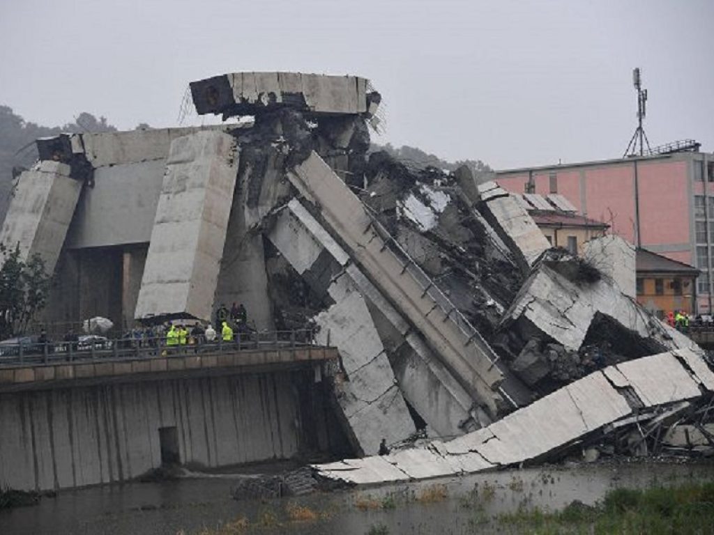 Ecco il video del crollo del Ponte Morandi a Genova reso pubblico dalla Guardia di Finanza: le immagini riprese dalle telecamere della “Ferrometal”