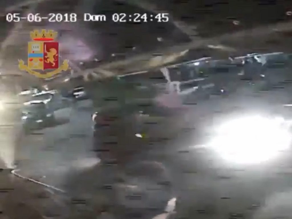 Rifiutati dalla discoteca tentano di investire dieci giovani in fila: identificati e denunciati dalla Polizia due giovani della Provincia di Napoli