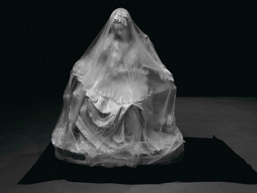 Il 23 e 24 agosto sulla spiaggia di Lampedusa Fabio Viale installerà Souvenir Pietà (Madre), la scultura orfana del Cristo