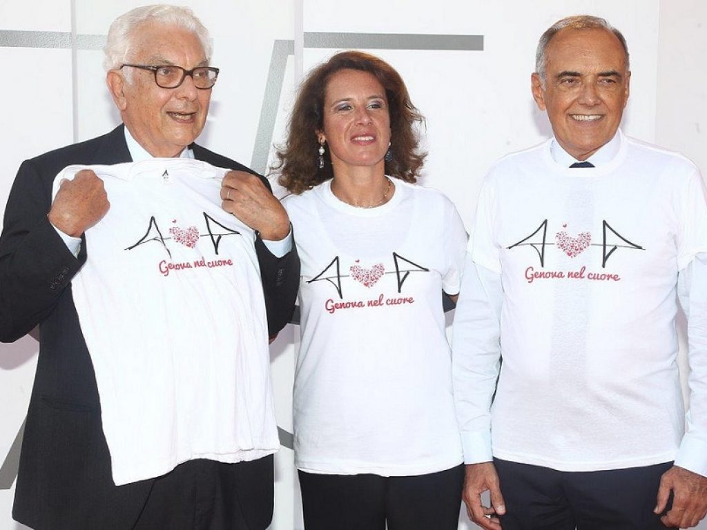 I giurati del Leoncino d'oro a Venezia con la maglia dedicata a Genova. Il gesto simbolico dei ragazzi sul red carpet