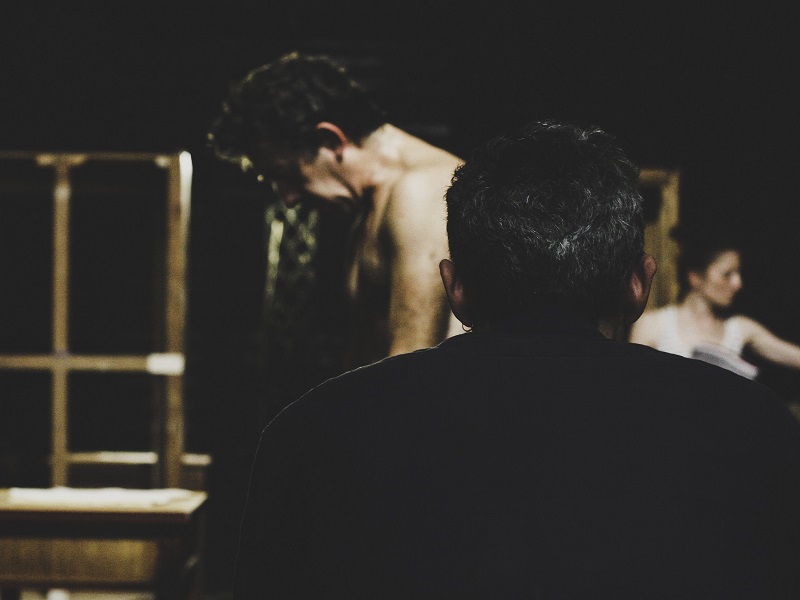 Sabato 29 settembre ore 21:00 debutta in anteprima nazionale al Teatro Biondo di Palermo Hard to be Pinocchio, del regista e scenografo Simone Mannino: una rilettura visionaria in tre atti che ribalta la tradizionale prospettiva dell’opera di Collodi