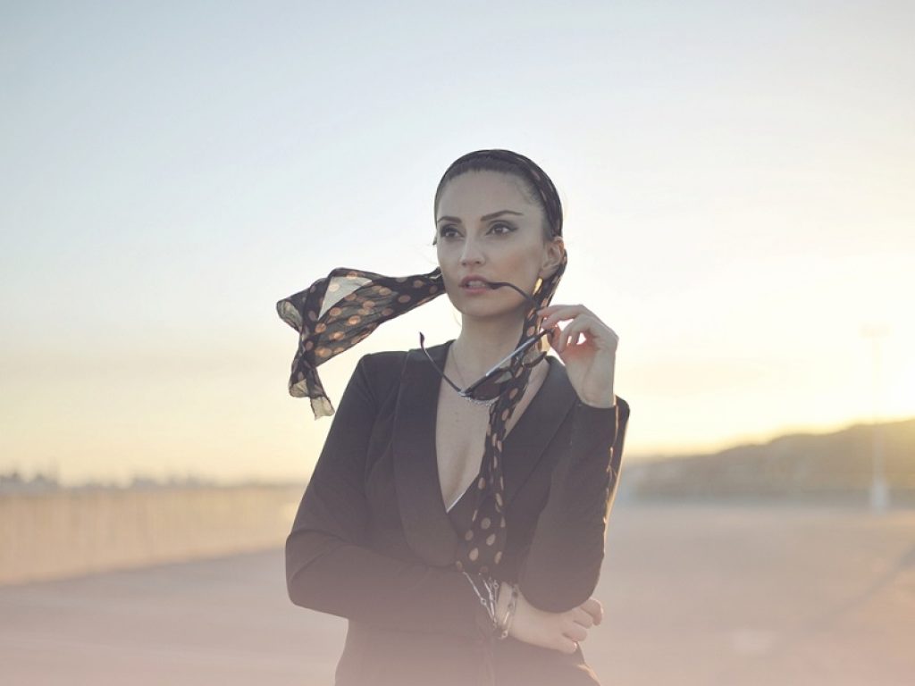 Just a passenger è il nuovo singolo della cantautrice statunitense IamAlina: un pezzo tra dancehall e sonorità latine. Ecco il videoclip ufficiale