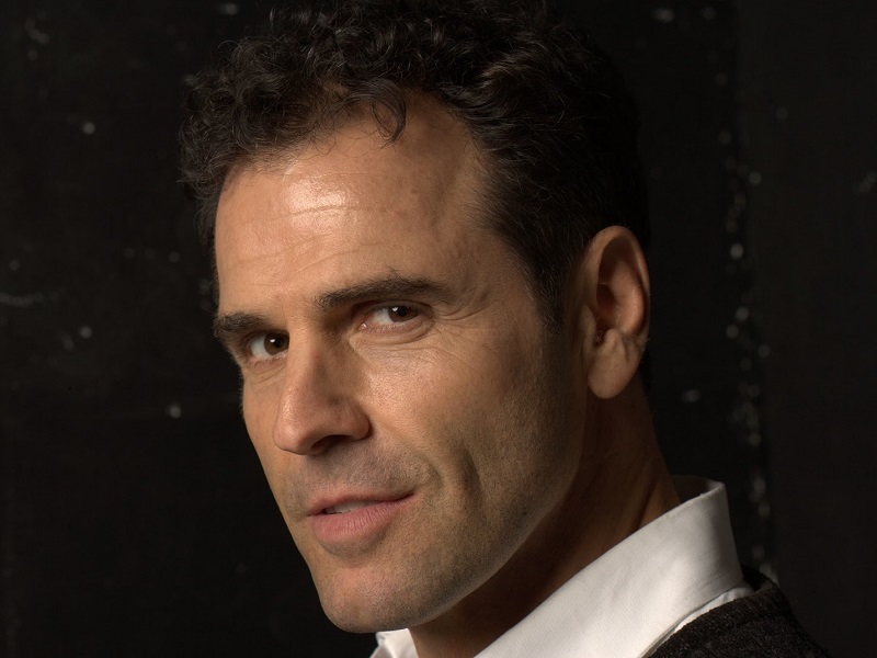 Pino Quartullo porta in scena al Teatro Ghione di Roma lo spettacolo Sei lezioni di danza a domicilio. Appuntamento dal 20 al 22 settembre