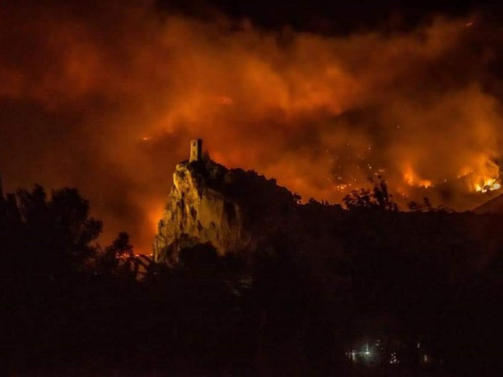 Bruciati finora 700 ettari di bosco sul Monte Serra, in provincia di Pisa: di nuovo in volo da stamani i Canadair in supporto alle squadre di terra