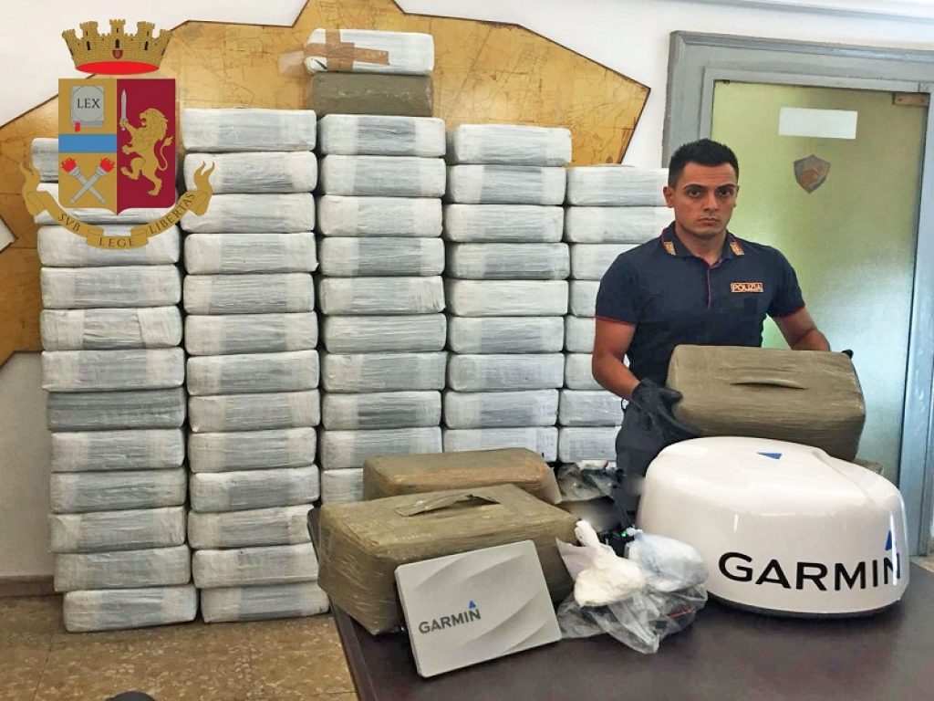 Operazione "Vecchia Maniera" della Polizia di Stato a Siracusa: in manette 8 persone, altre due ricercate, con l'accusa di estorsione aggravata dal metodo mafioso e spaccio di droga