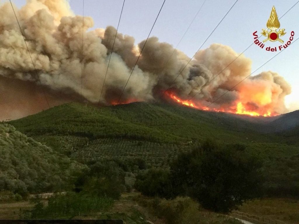 Devastante incendio sul Monte Serra, in provincia di Pisa. Squadre dei Vigili del Fuoco al lavoro con il supporto di quattro Canadair, evacuate oltre 700 persone da Calci a San Lorenzo