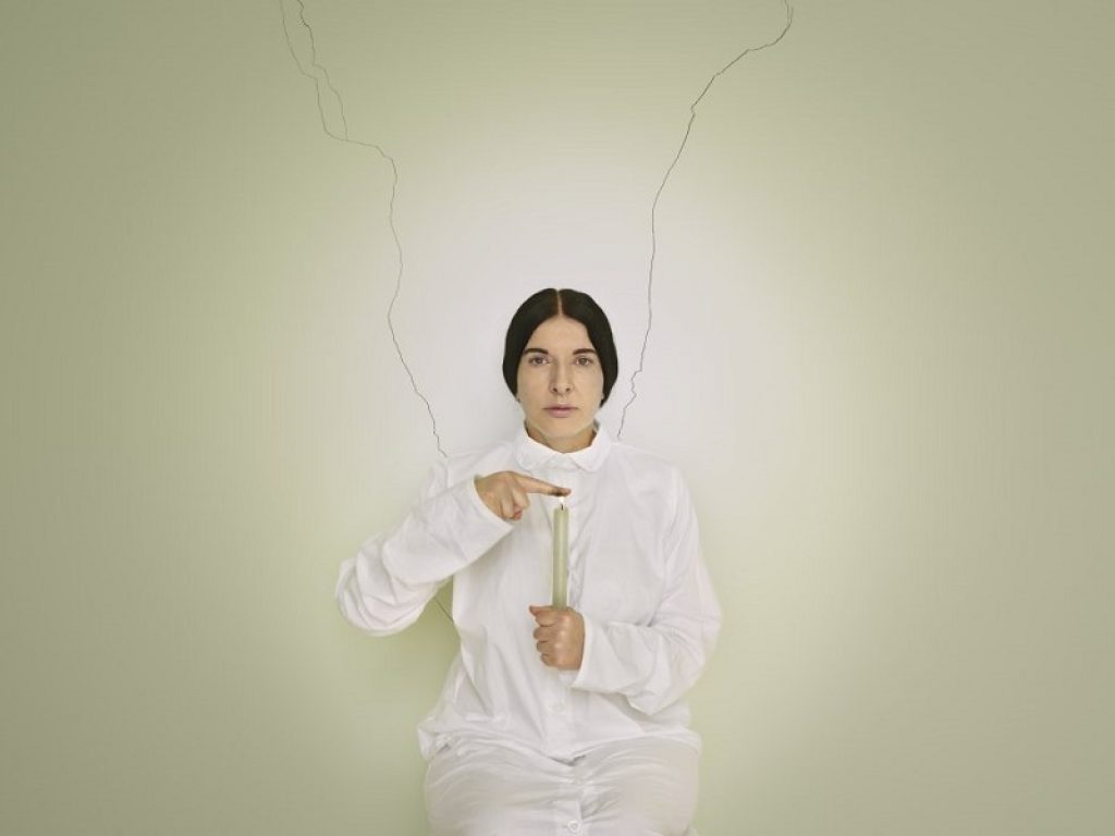 Marina Abramović, Artist portrait with a Candle (C) dalla serie Places of Power, courtesy of Marina Abramovic Archive