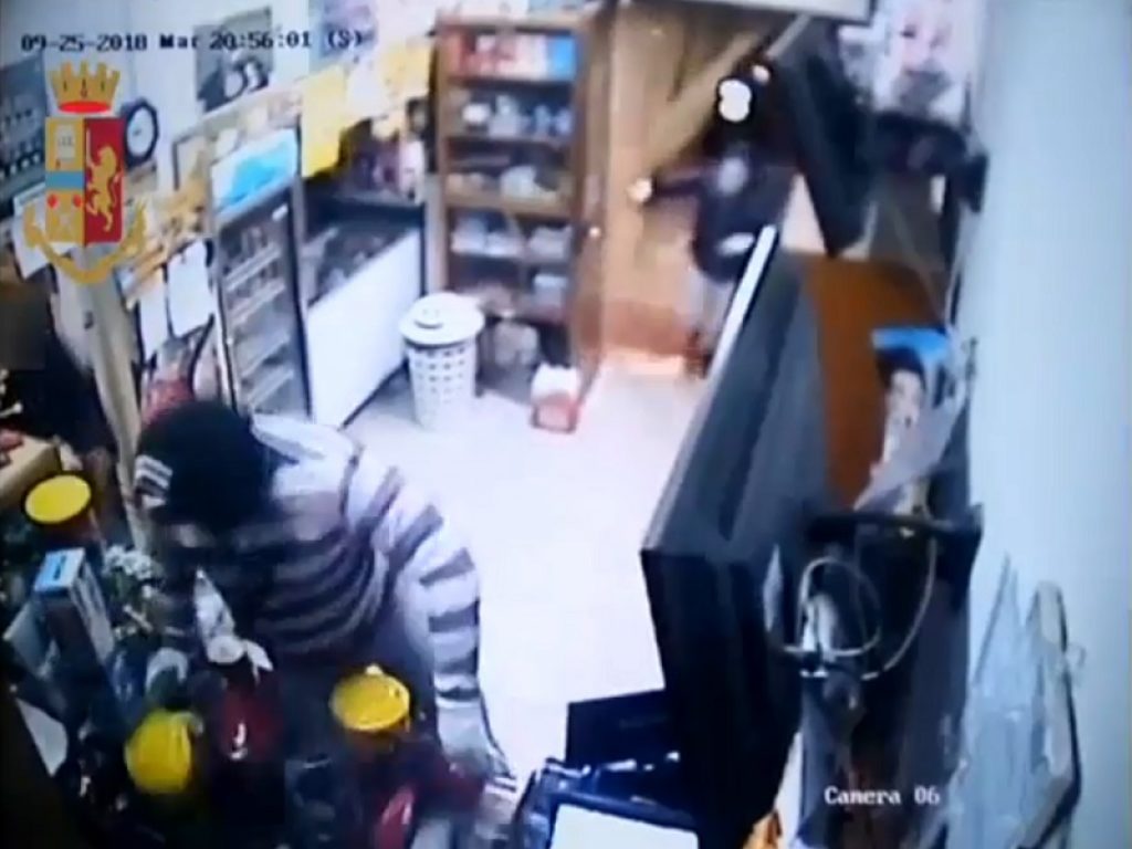 I furti nei negozi e nelle botteghe artigiane costano ogni anno agli operatori commerciali 3,3 miliardi secondo i calcoli della CGIA. In Italia un colpo ogni 6 minuti