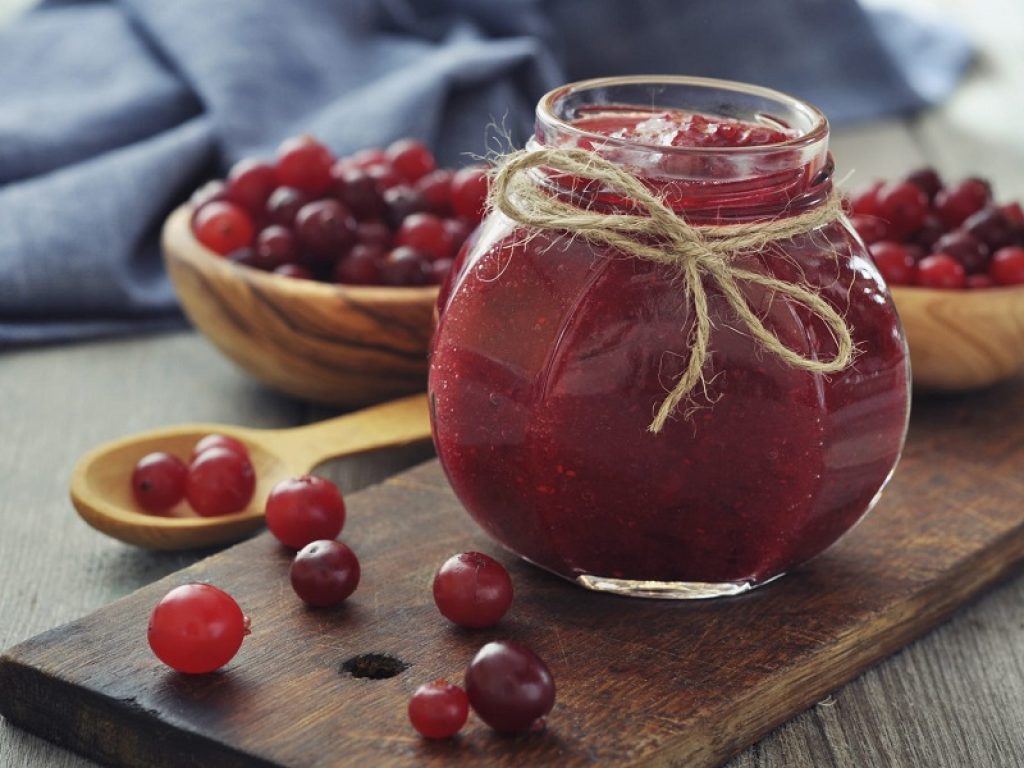 Dalla passata di pomodoro alle marmellate: 10 milioni di italiani in cucina a preparare conserve secondo un'indagine della Coldiretti