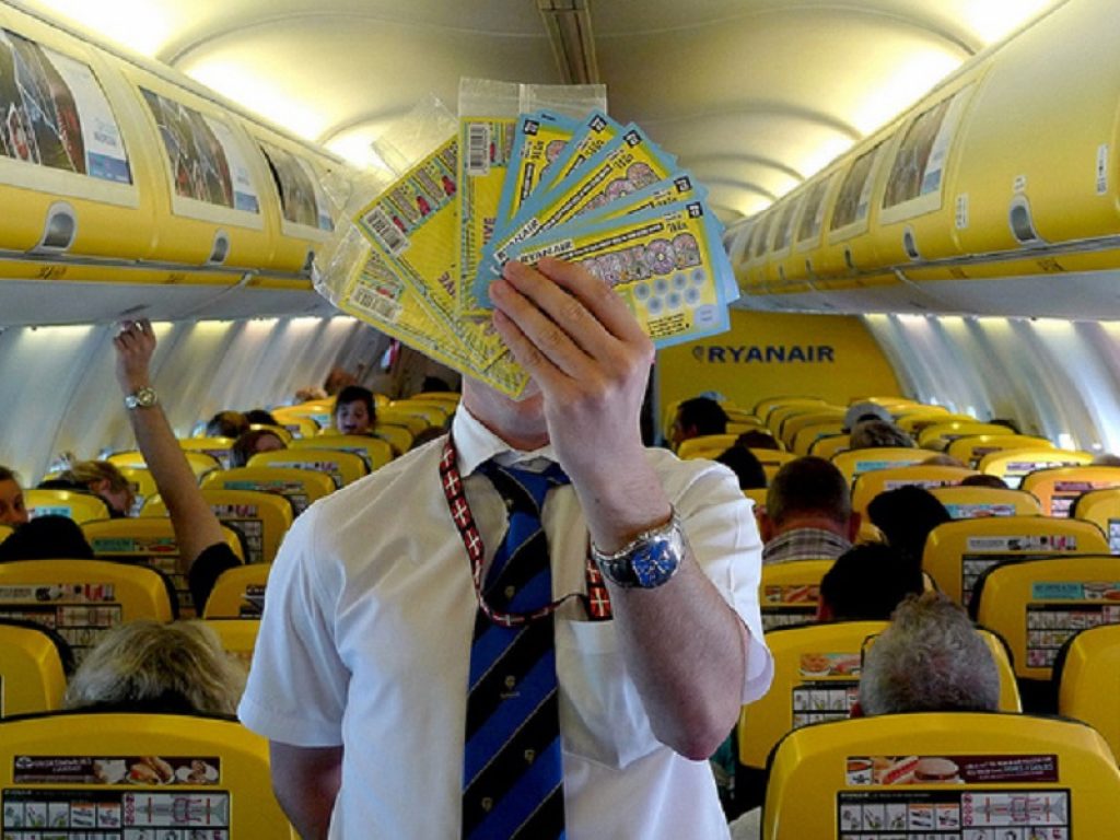 L'associazione dei consumatori ha chiesto chiarimenti a Ryanair in merito alla vendita di “Gratta & Vinci” a bordo dei voli