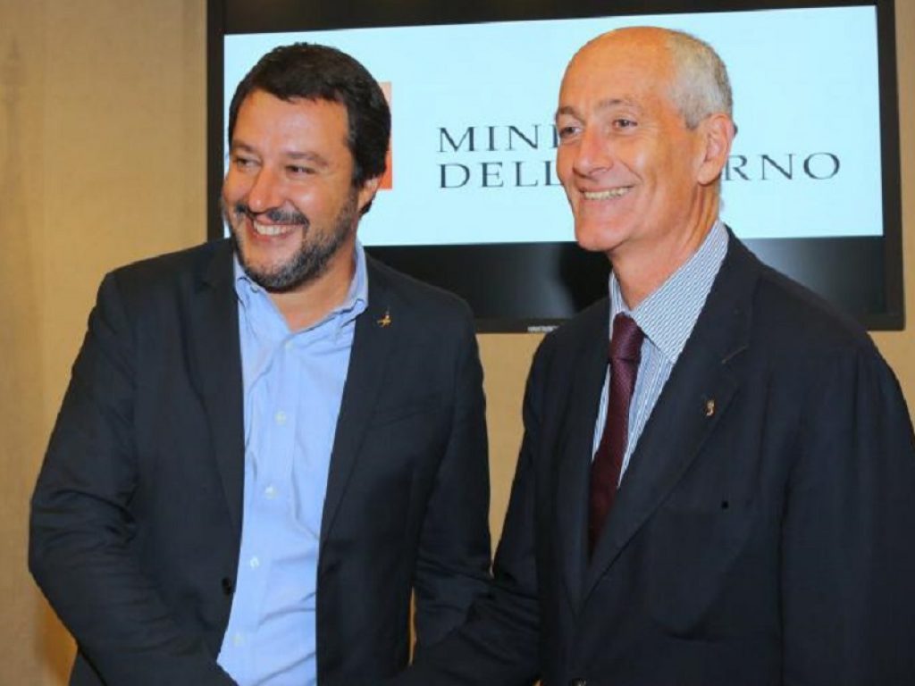 Scuole sicure: il vicepremier Salvini, dopo la direttiva ai prefetti per i controlli nei cannabis shop, rilancia il piano di lotta alla droga