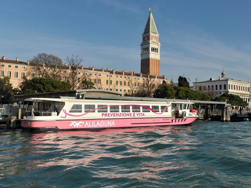 Il vaporetto rosa in Laguna a Venezia per tutto il mese di ottobre per un'iniziativa di prevenzione del tumore al seno: all'interno dell'imbarcazione allestito un ambulatorio per ospitare consulenze ad ampio spettro