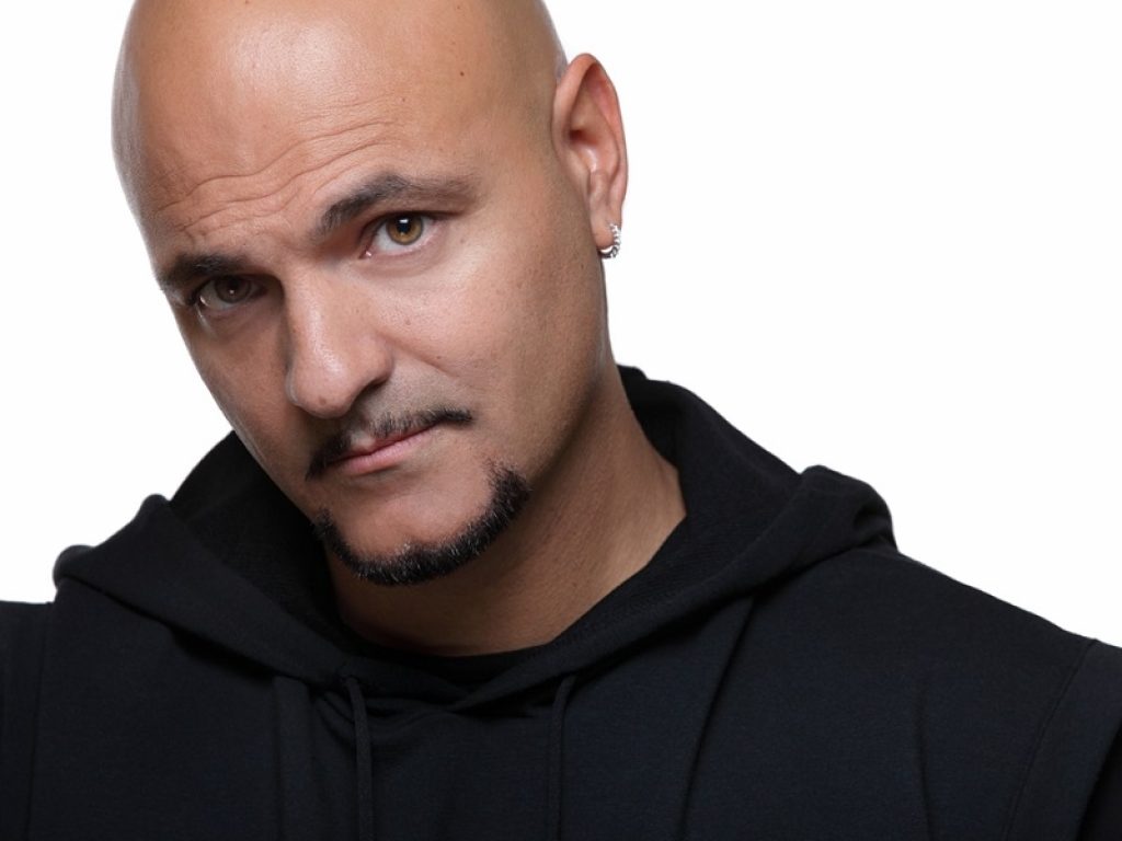 Jeffrey Jey, voce della celebre formazione italodance Eiffel 65, lancia il quinto singolo tra pop e dance