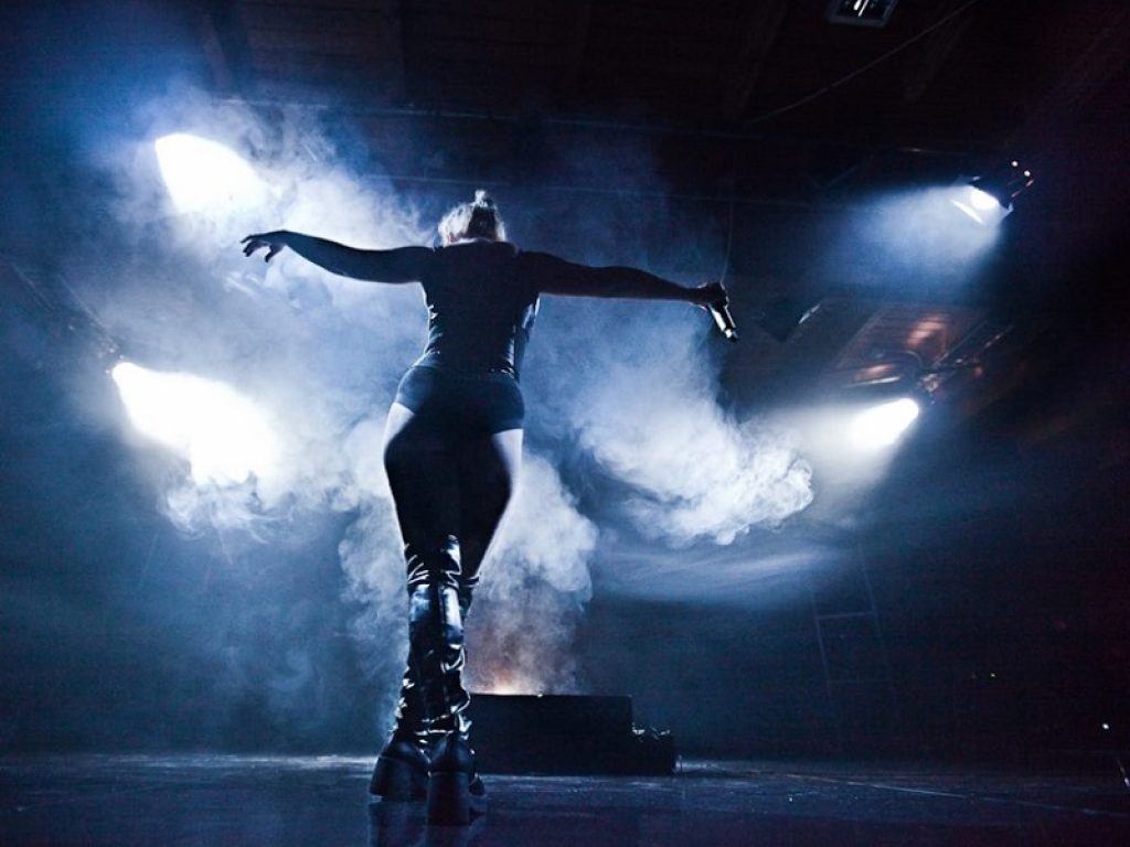 Licia Lanera ha aperto la stagione del teatro Florida di Firenze con "The black's Tales Tour", la rivisitazione in chiave dark di alcune delle più celebri fiabe per l'infanzia