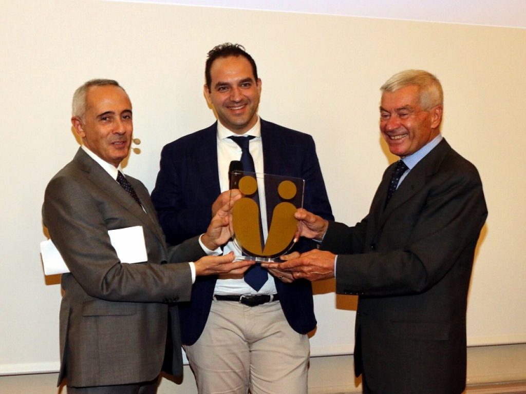 Alex Sampirisi, 35 anni, venditore Folletto, ha battuto gli altri otto finalisti di altrettante aziende e si è aggiudicato l’Oscar della Vendita 2018, il riconoscimento voluto da Univendita