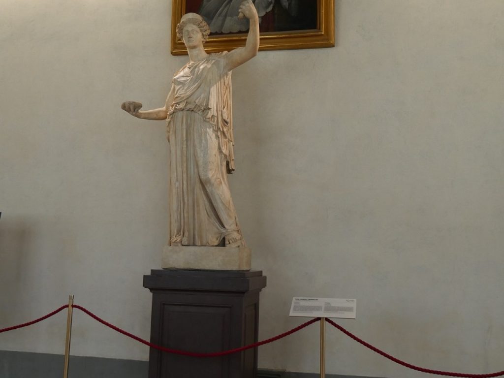 Agli Uffizi create le didascalie che spiegano ai visitatori le sculture antiche: da questa settimana è iniziato l’allestimento nel corridoio di Ponente