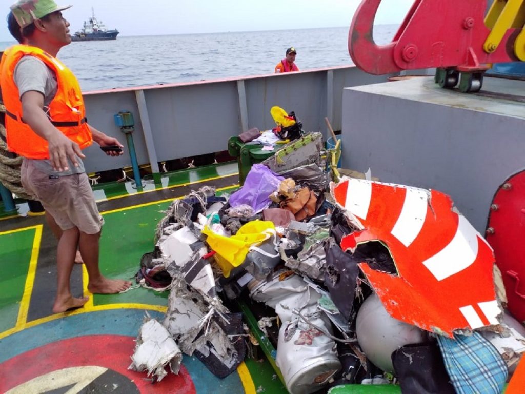 Un aereo della Lion Air si è schiantato nel mare di Giava dopo il decollo da Giacarta, capitale dell'Indonesia: a bordo 189 persone, nessun superstite