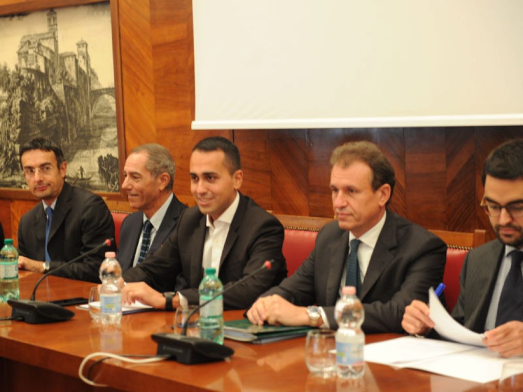 Al Ministero dello Sviluppo Economico incontro con i sindacati. Di Maio: "Alitalia deve essere rilanciata, non salvata". Codacons: "No a nuove operazioni con soldi pubblici"