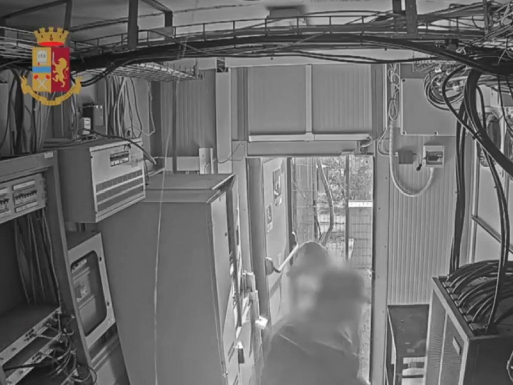 Maxi operazione della Polizia di Stato: sgominata una banda specializzata nei furti di accumulatori di energia elettrica presenti nei ripetitori