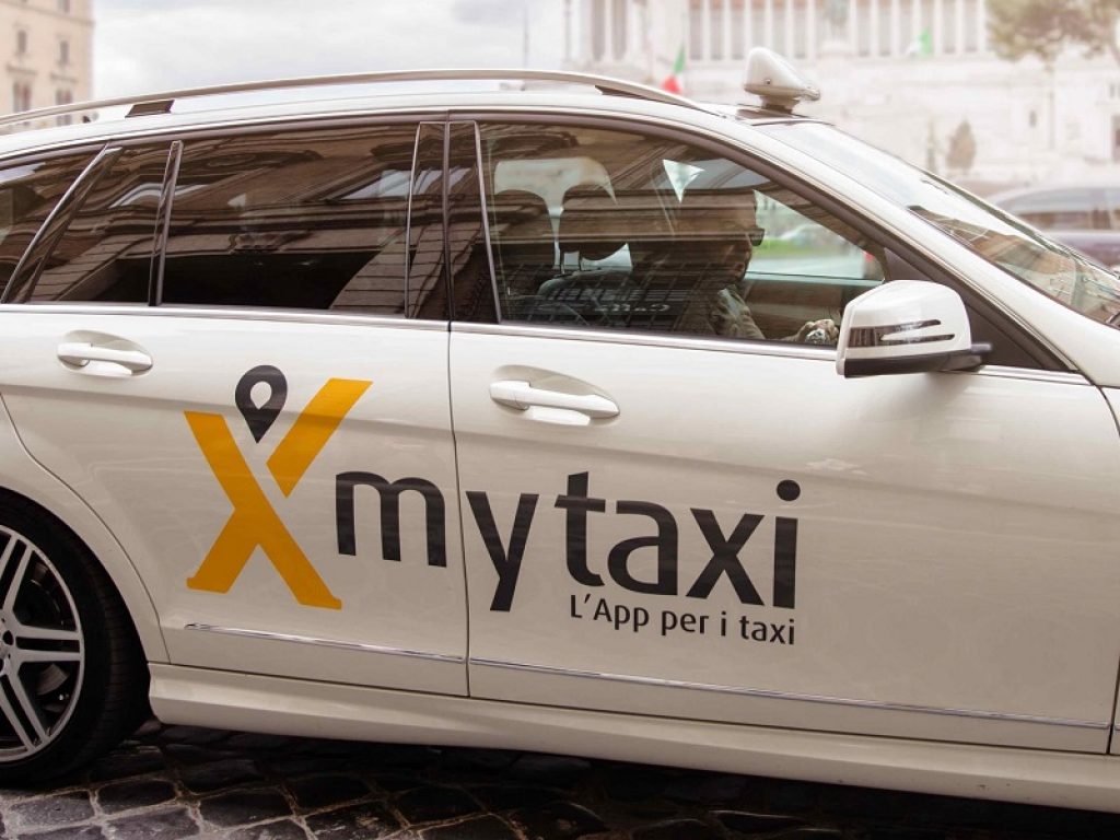 Per tutto ottobre i clienti Trenitalia che comprano un biglietto del treno da o per Roma, Milano o Torino potranno acquistare anche un voucher mytaxi scontato del 50%